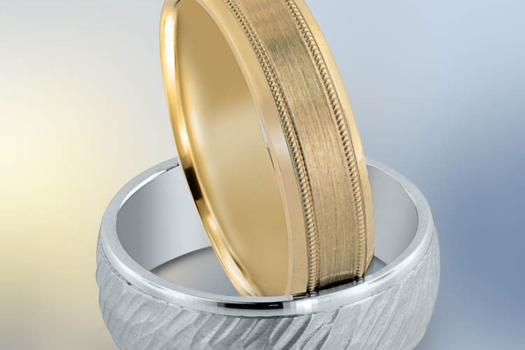 Novell gold wedding band